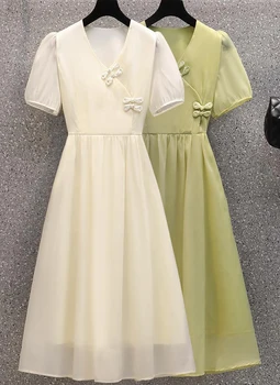 Платье с V-образным вырезом и короткими рукавами с пластинчатой пряжкой 2023, летнее новое женское платье в китайском стиле, французское свободное платье большого размера, повседневное платье средней длины темпе