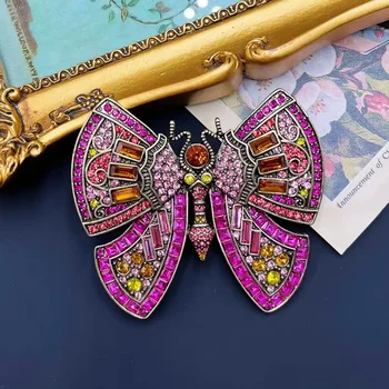 Милая мечтательная бабочка, тонкое мастерство изготовления, привлекающая внимание винтажная брошь